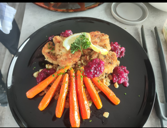 Knusprige Schnitzel mit glasierten Karotten und Rote-Bete-Sauce