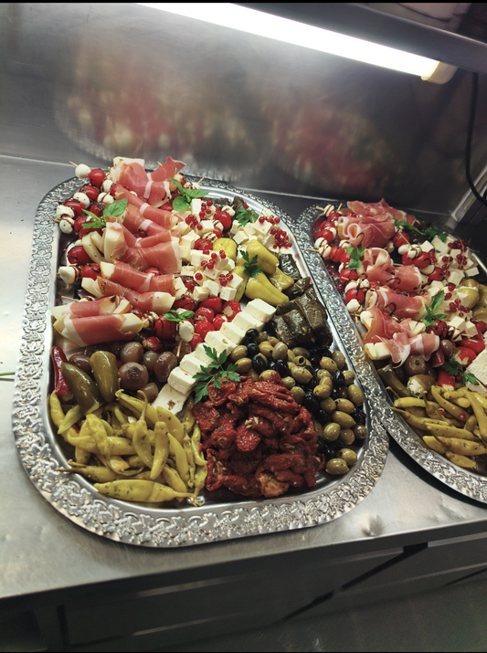 Antipasti-Platte mit Oliven, Schinken, Feta und eingelegtem Gemüse